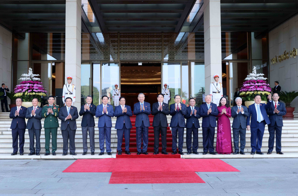 Party and State leaders at the National Assembly House before the opening of the 10th session of the 15th National Assembly. (Photo: VNA)