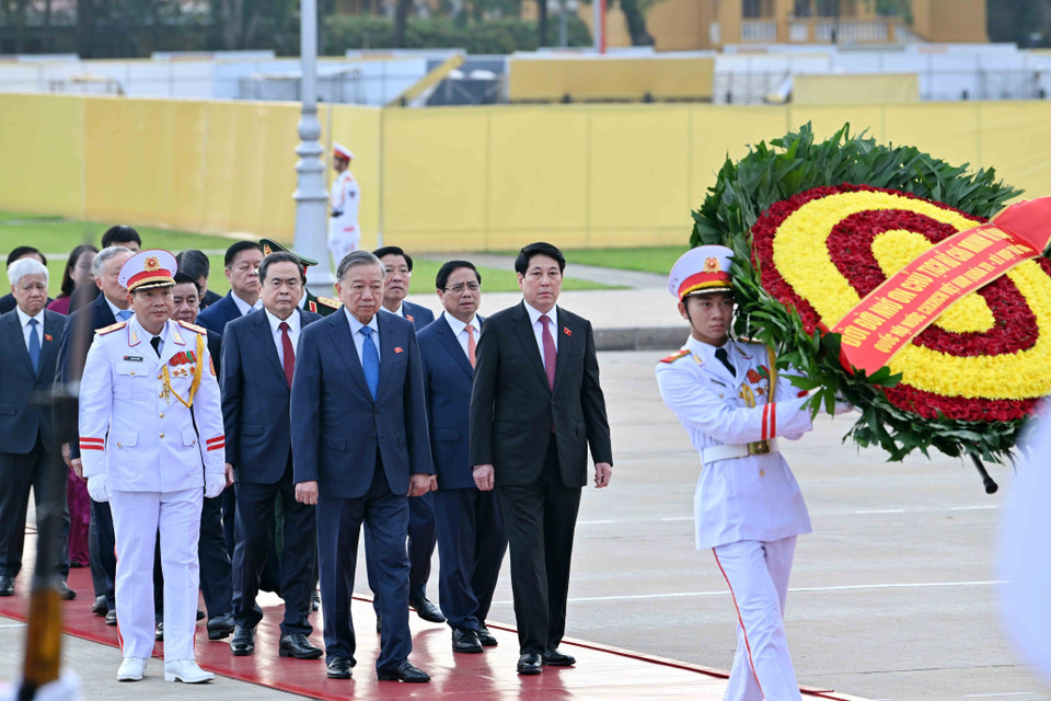 Party and State leaders and National Assembly deputies attending the 10th session lay wreaths and pay tribute to President Ho Chi Minh. (Photo: VNA)