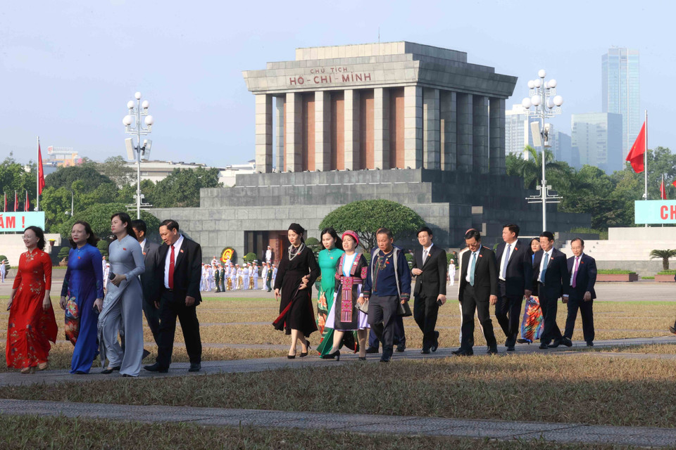 National Assembly deputies move to the National Assembly House to prepare for the opening ceremony of the 10th session of the 15th National Assembly. (Photo: VNA)