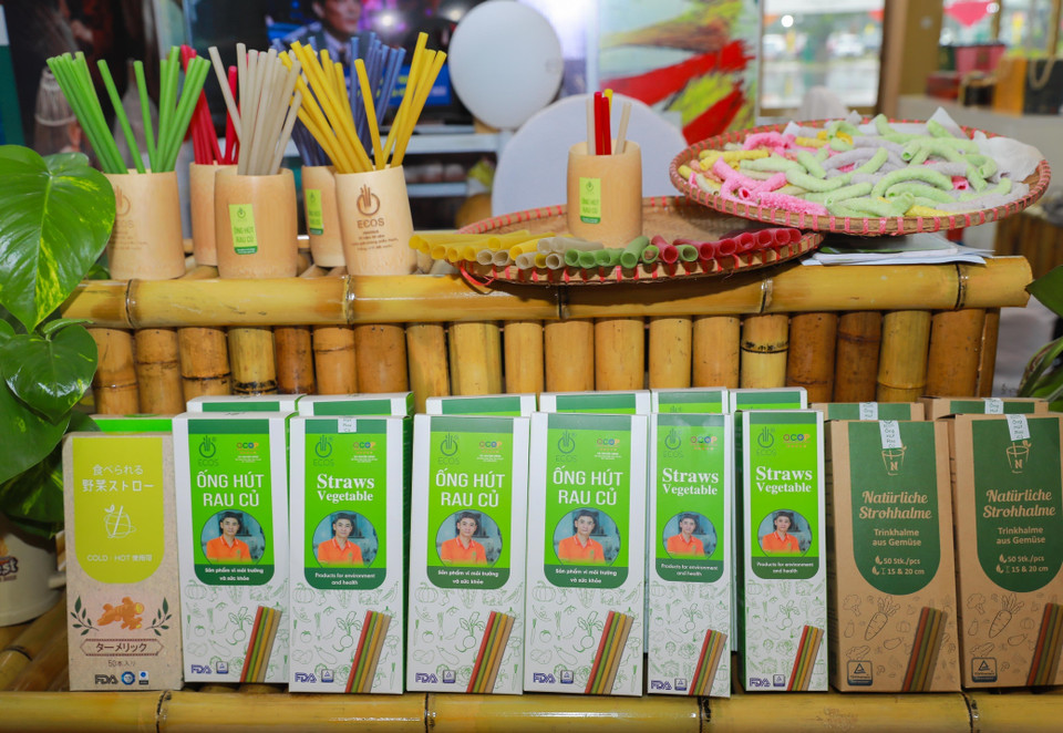 Eco-friendly products re showcased at the Autumn Fair. (Photo: VNA)