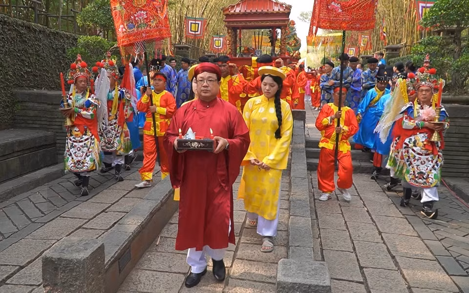 A procession to present offerings to the Hung Kings is held at the Hung Kings Memorial Temple in the Ho Chi Minh City's National Historical Cultural Park. (Photo: VNA)
