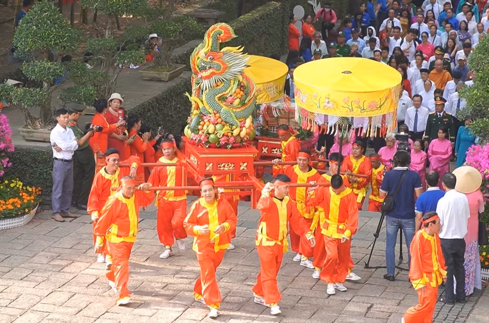 A procession to present offerings to the Hung Kings is held at the Hung Kings Memorial Temple in the Ho Chi Minh City's National Historical Cultural Park. (Photo: VNA)
