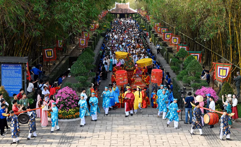 A procession to present offerings to the Hung Kings is held at the Hung Kings Memorial Temple in the Ho Chi Minh City's National Historical Cultural Park. (Photo: VNA)