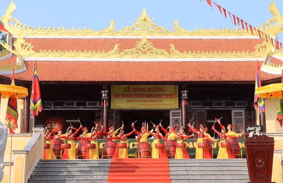 The Hung Kings' commemoration ceremony at the Hung Kings Temple in Tan Hiep Town, Tan Hiep District, Kien Giang Province (Photo: VNA)