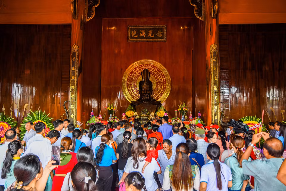 The Hung Kings' commemoration ceremony at the Hung Kings Temple in Giao Khau Hamlet, Tan Phu Commune, Thoi Binh District, Ca Mau Province, reflects the rich cultural heritage of the people in the southernmost region. In the photo: A large number of locals gathered to offer incense at the temple. (Photo: VNA)