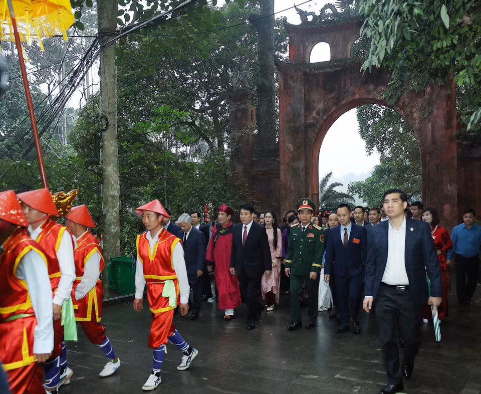 President Luong Cuong, alongside other senior leaders of the Party and State, offers incense at the Thuong Temple and the tomb of the Hung Kings, expressing deep gratitude for the merits of the nation’s ancestors.