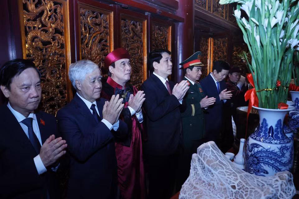 President Luong Cuong, alongside other senior leaders of the Party and State, offers incense at the Thuong Temple and the tomb of the Hung Kings, expressing deep gratitude for the merits of the nation’s ancestors.