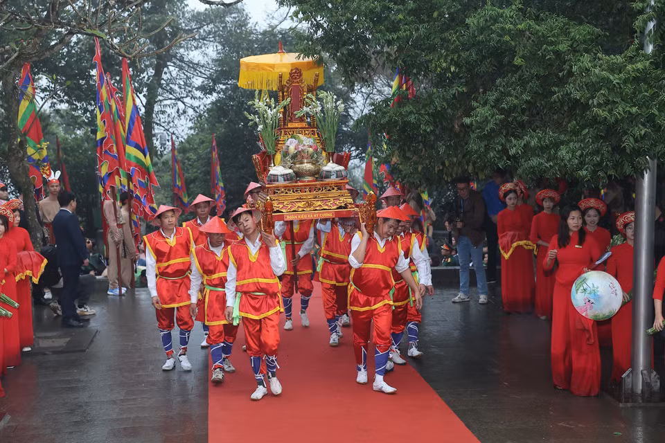 The incense-offering ceremony is solemnly held at the Hung Kings Temple Special National Historical Site, with the participation of representatives of the Party, authorities, and people of Phu Tho Province, standing in for compatriots, soldiers nationwide, and overseas Vietnamese. (Photo: VNA)