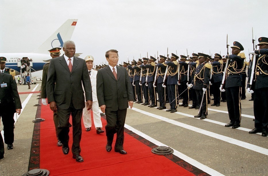 President of Angola José Eduardo dos Santos and Vietnamese State President Tran Duc Luong inspect the honour guard at the 4th of February International Airport, Luanda, during an official visit to Angola (October 25–26, 2002). (Photo: VNA)