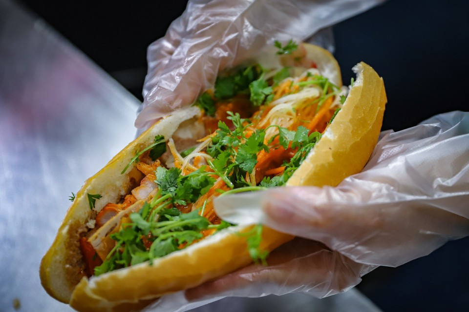 Beyond its appealing look, the flavours of Vietnamese banh mi are what truly win over diners — the hot, crisp crust, the rich layers of meat and the unique tang of fresh or salad-mixed vegetables. (Photo: Vietnam+)