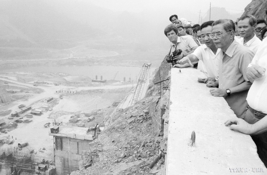 Party General Secretary Nguyen Van Linh visits the Hoa Binh Hydropower Plant construction site (May 3, 1987). (Photo: VNA)