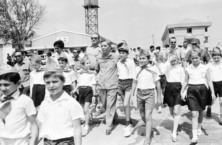 Party General Secretary Nguyen Van Linh visits the Soviet experts' residential area involved in building the Tri An Hydropower Plant (April 20, 1987). (Photo: VNA)