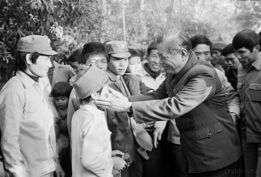 Party General Secretary Nguyen Van Linh visits and extends Tet greetings to the people of Giai Pham commune, My Van district, Hai Hung province (1987). (Photo: VNA)
