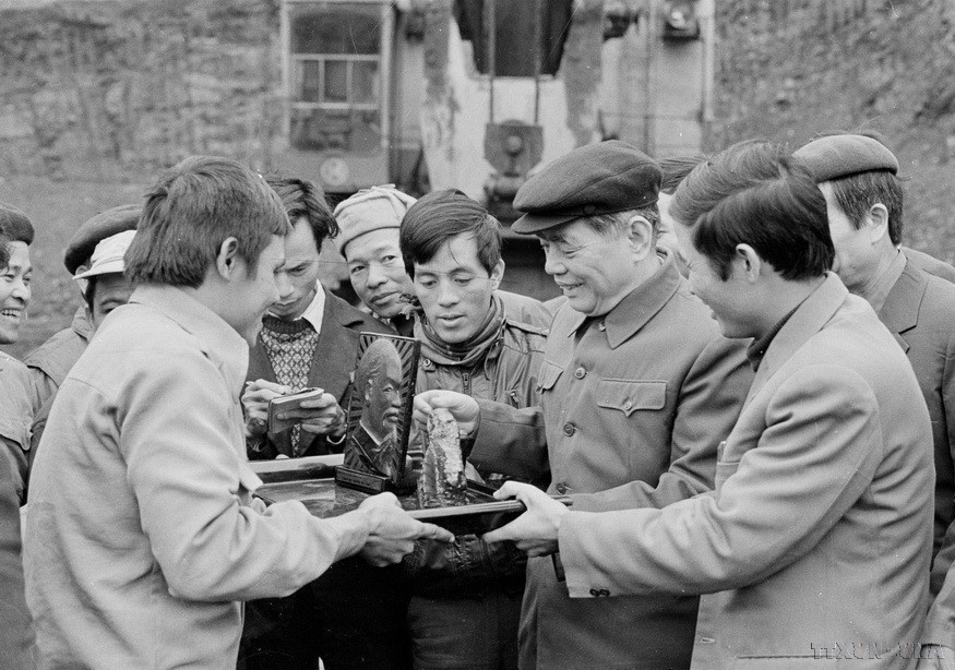 Coal miners from Coc 6 mine (Cam Pha, Quang Ninh) present a coal sculpture to Party General Secretary Nguyen Van Linh (1987).
