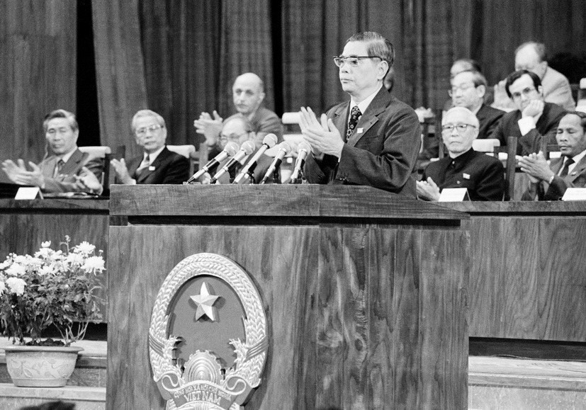 Party General Secretary Nguyen Van Linh delivers the closing speech of the 6th National Party Congress, December 18, 1986. (Photo: VNA)