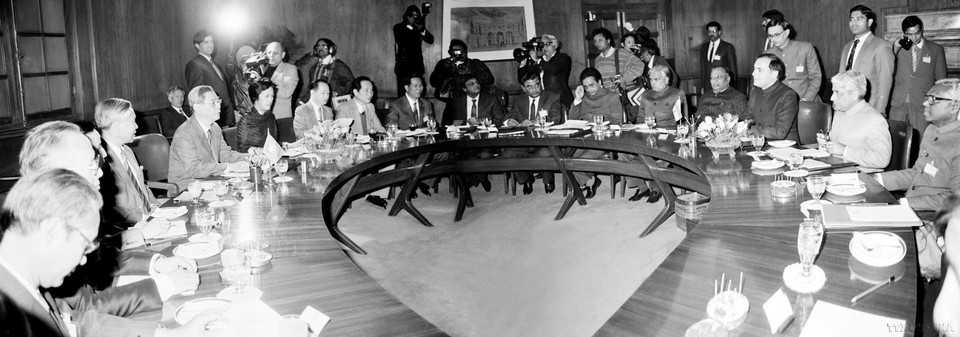 Party General Secretary Nguyen Van Linh holds talks with Prime Minister Rajiv Gandhi during his official friendship visit to India, January 23–28, 1989. (Photo: VNA)