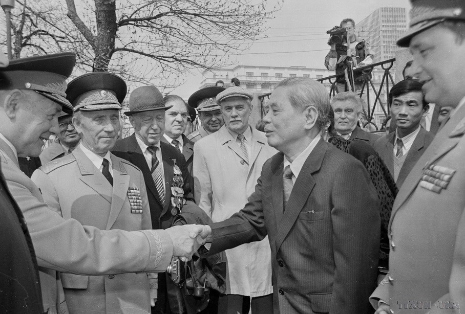 Soviet veterans greet Party General Secretary Nguyen Van Linh during his visit to the Soviet Union (Moscow, 1991). (Photo: VNA)