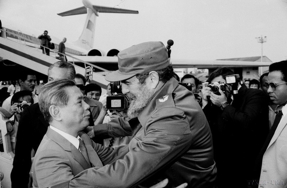 Chairman of the Council of State and Council of Ministers Fidel Castro welcomes Party General Secretary Nguyen Van Linh on his official friendship visit to Cuba, April 24–29, 1989. (Photo: VNA)