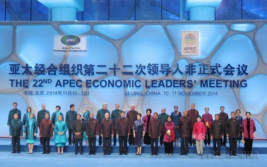 Chinese President Xi Jinping and his spouse welcome State President Truong Tan Sang and leaders attending the 22nd APEC Economic Leaders’ Meeting to a reception and cultural performance, Beijing, 2014. (Photo: VNA)
