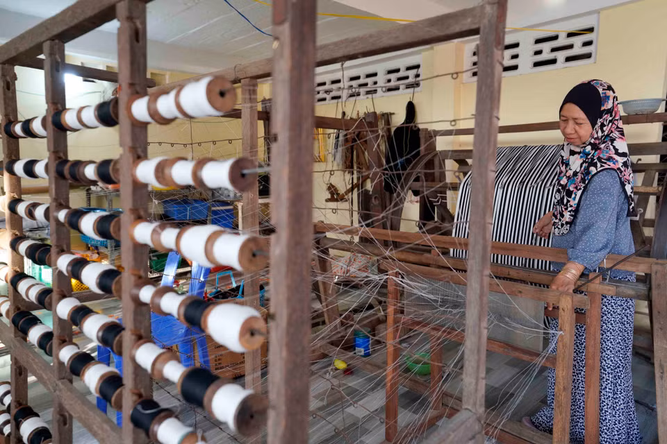 The distinctive beauty of Cham brocade weaving is reflected in its weaving techniques, colours and intricate patterns. (Photo: VNA)