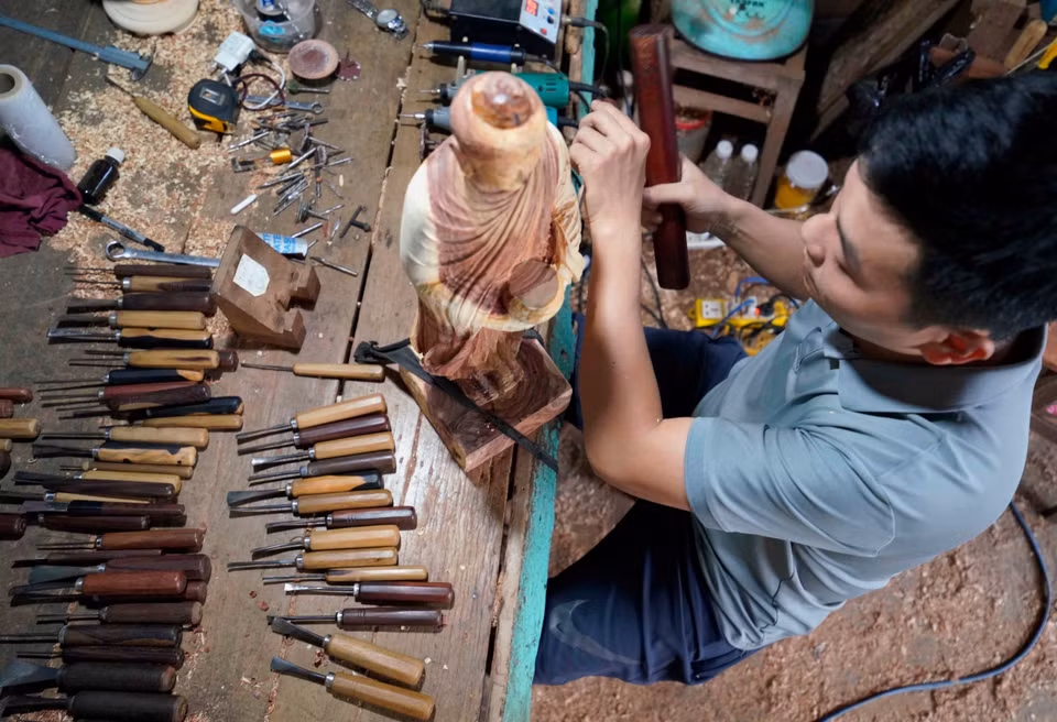 With remarkable craftsmanship, artisans breathe life into each piece of wood through meticulous and elaborate carvings. (Photo: VNA)