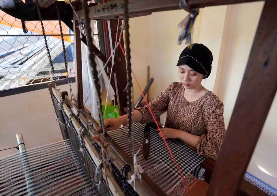 The uniqueness of Cham brocade weaving lies in its weaving techniques, colours and distinctive motifs. (Photo: VNA)