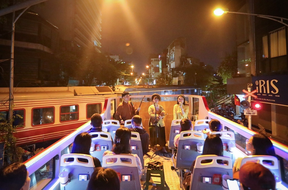 Passengers experience both the charm of Hanoi by night and the soul of its folk music heritage. (Photo: VNA)
