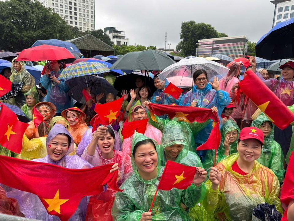 The people’s warm support is a great source of encouragement for the soldiers. (Photo: VNA)