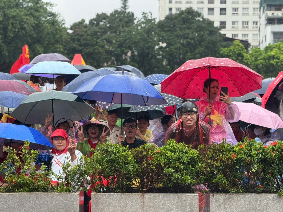 Despite heavy rain on the morning of August 27, crowds gather along city streets to welcome and cheer parade formations preparing for the 80th National Day celebration. (Photo: VNA)