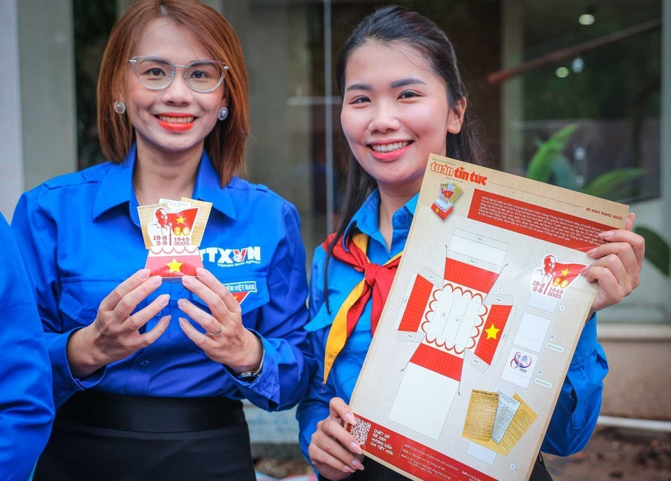 VNA's youth with a 3D model recreating the historic moment of September 2, 1945, when President Ho Chi Minh read the Declaration of Independence in Ba Dinh Square, founding the Democratic Republic of Vietnam. (Photo: VNA)