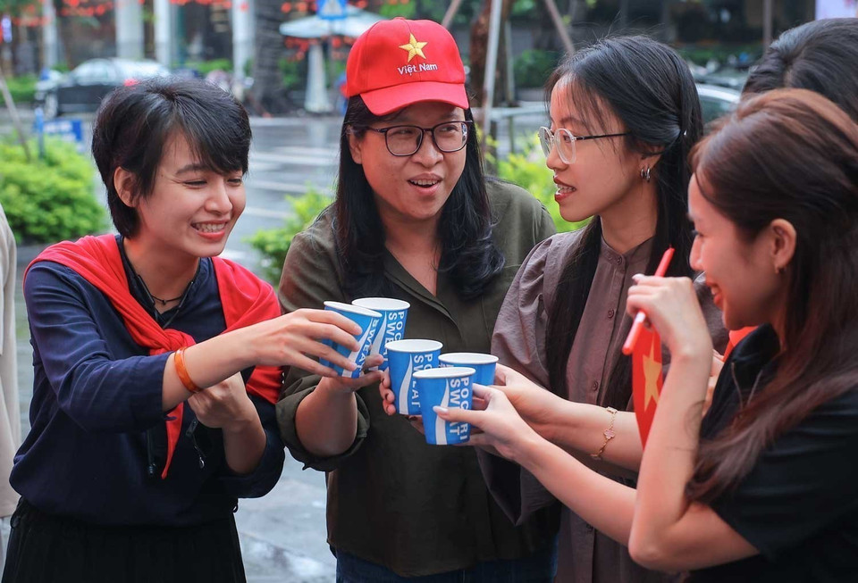 Youth volunteers at the free water distribution point at VNA headquarters. (Photo: VNA)