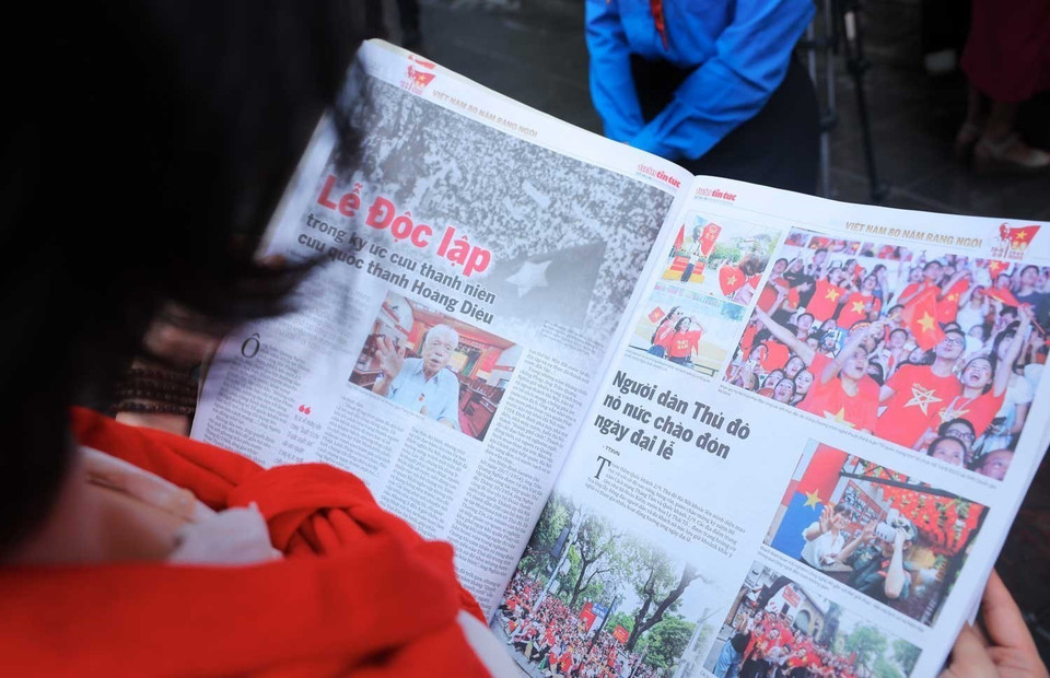 A reader with the Tin Tuc special edition. (Photo: VNA)