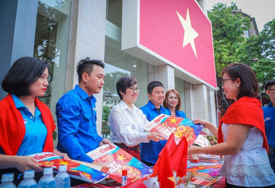 Tin Tuc Newspaper (VNA) introduces a special edition to mark the 80th National Day. (Photo: VNA)