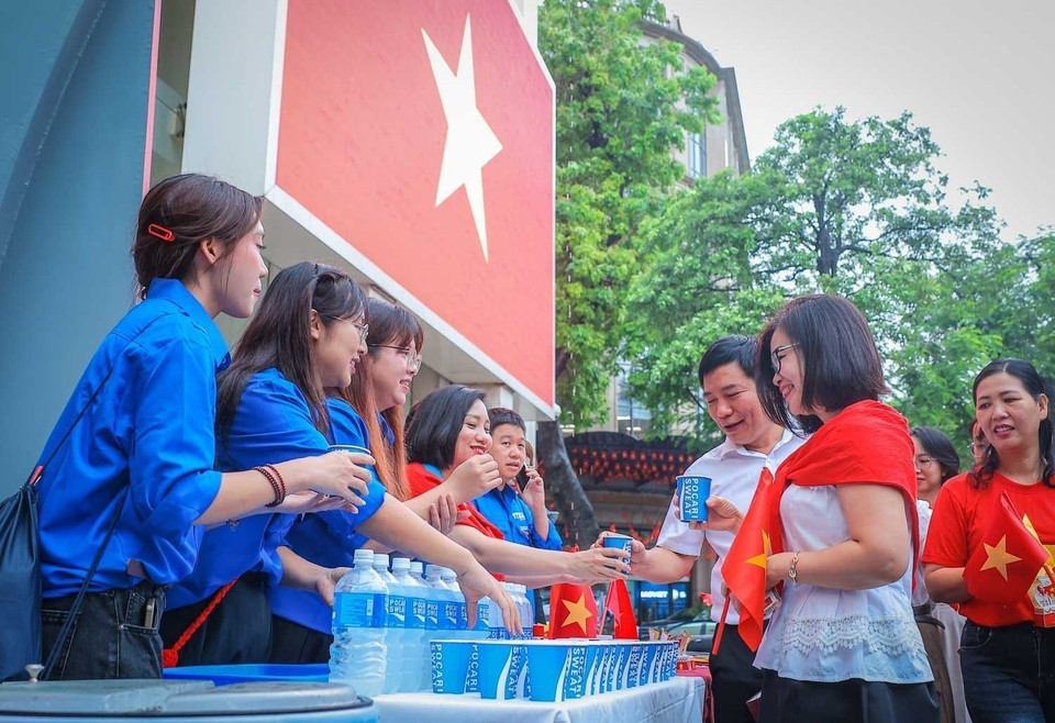 The VNA Youth Union organises free water distribution at four locations: VNA headquarters, Nguyen Ba Ngoc Primary School, People’s Police Monument, and Vietnam Blind Association. (Photo: VNA)