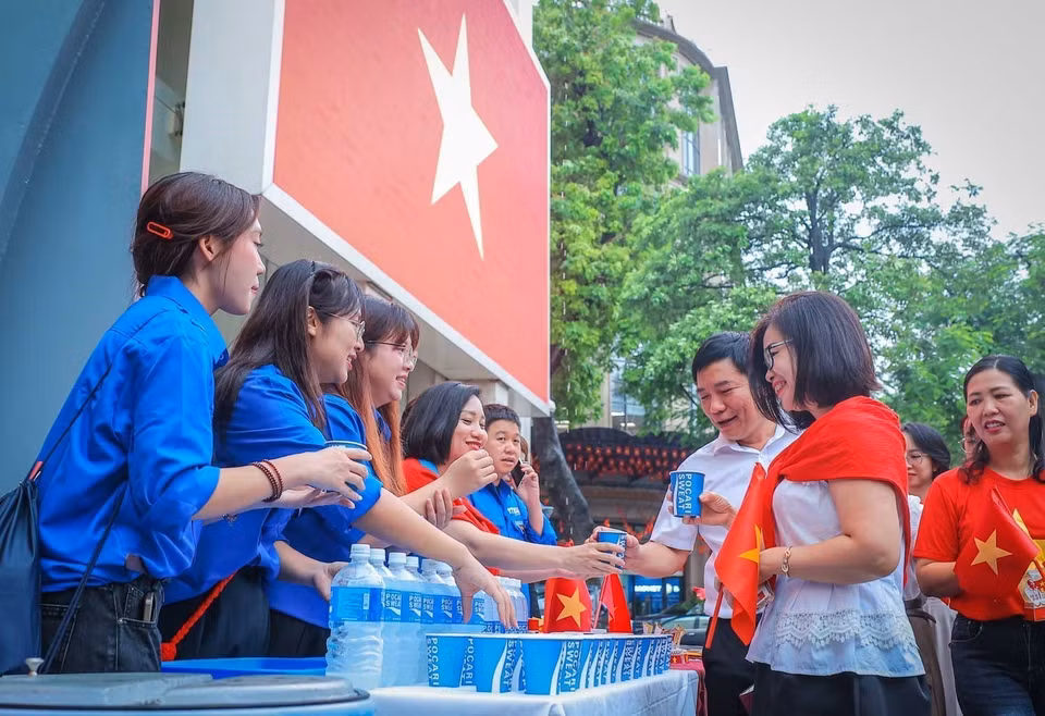 The VNA Youth Union organises free water distribution at four locations: VNA headquarters, Nguyen Ba Ngoc Primary School, People’s Police Monument, and Vietnam Blind Association. (Photo: VNA)