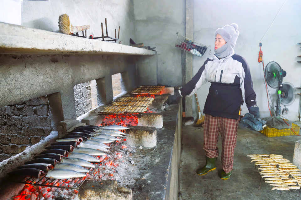 Those tending the grills must remain constantly by the kilns, adjusting and adding charcoal to maintain a steady, even heat so the fish cook quickly and uniformly. (Photo: VNA)