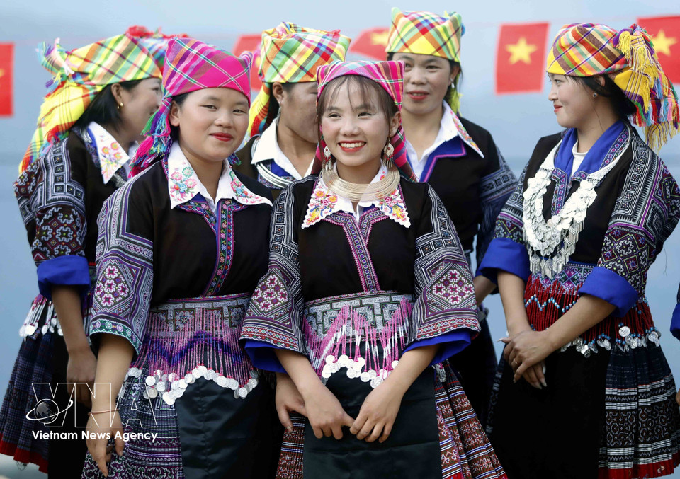 Mong ethnic girls take part in the festival. (Photo: VNA)