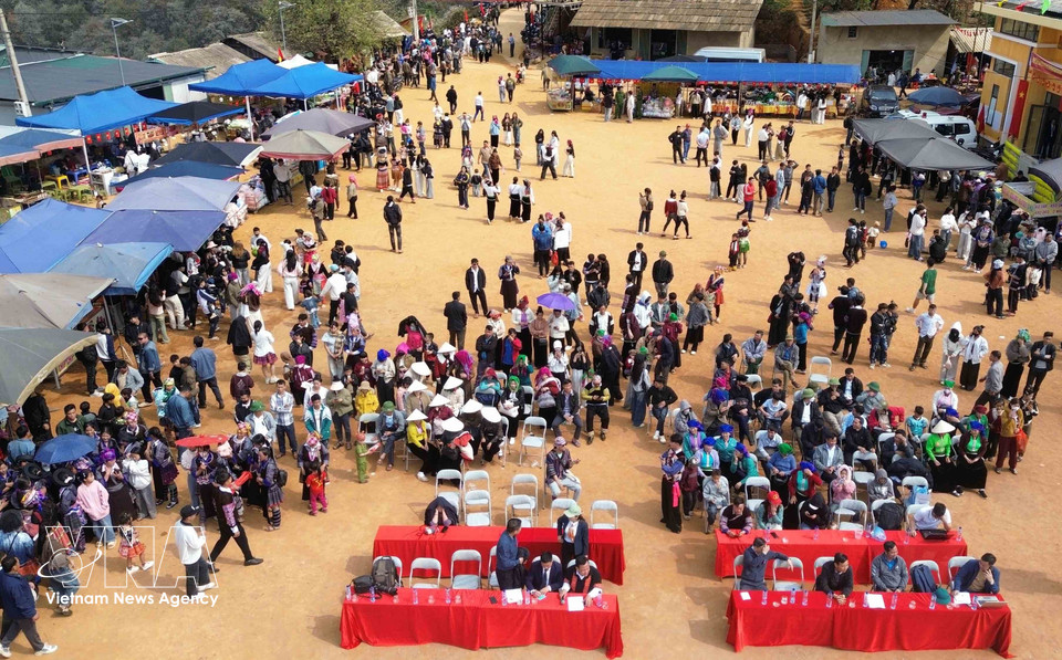 Large numbers of local ethnic residents and visitors attend the festival. (Photo: VNA)