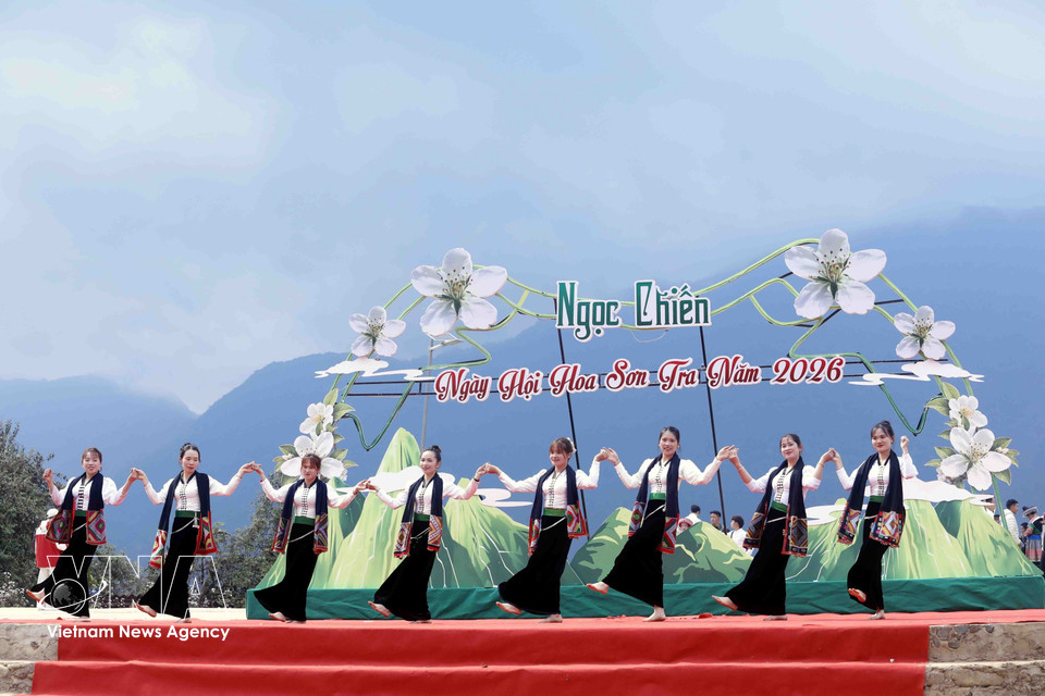 One of the artistic performances at the Ngoc Chien hawthorn blossom festival in Son La. (Photo: VNA)