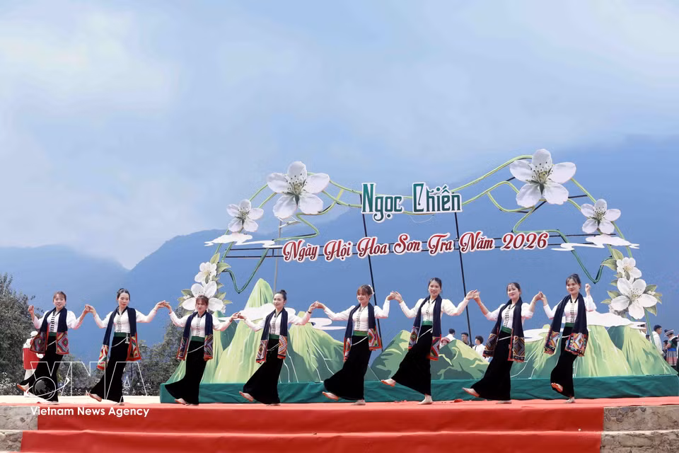 One of the artistic performances at the Ngoc Chien hawthorn blossom festival in Son La. (Photo: VNA)