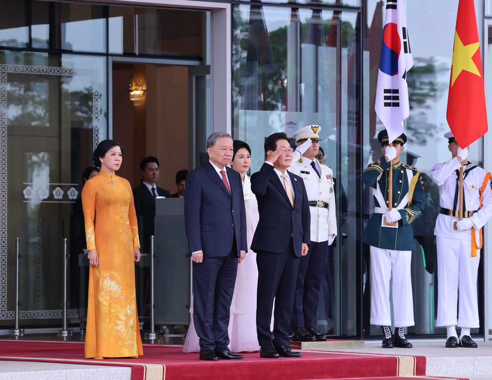 President of the Republic of Korea Lee Jae Myung and his spouse host welcome ceremony for Party General Secretary To Lam and his spouse. (Photo: VNA)
