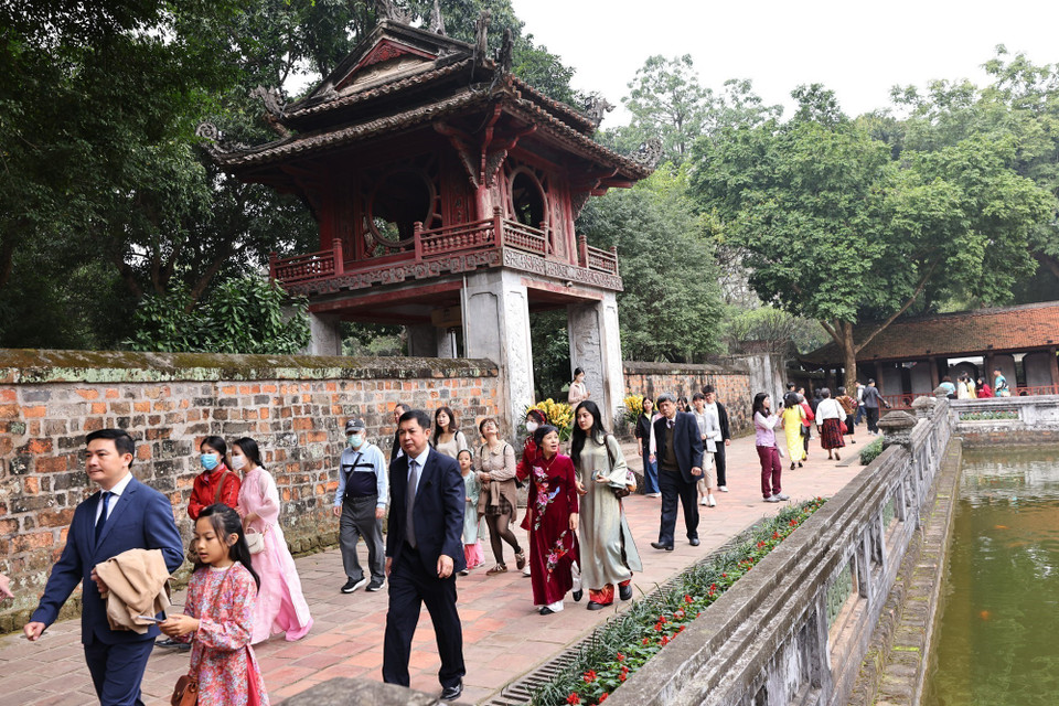 Hanoi people visit Van Mieu - Quoc Tu Giam (The Temple of Literature) on the first day of the Lunar New Year of the Horse. (Photo: VNA)