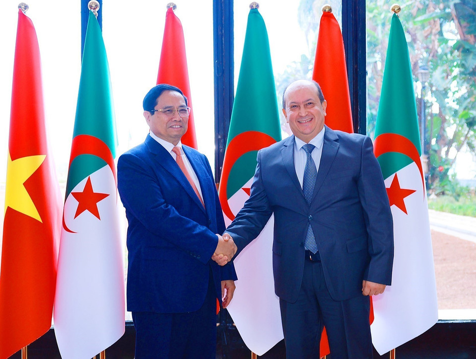 Algerian Prime Minister Sifi Ghrieb welcomes Prime Minister Pham Minh Chinh. (Photo: VNA)