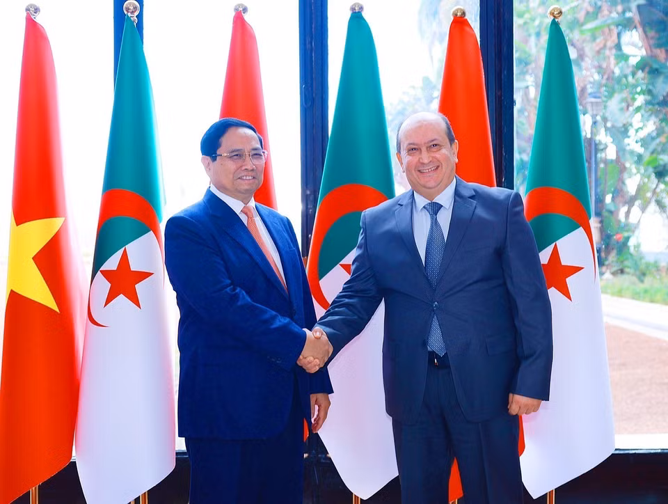 Algerian Prime Minister Sifi Ghrieb welcomes Prime Minister Pham Minh Chinh. (Photo: VNA)