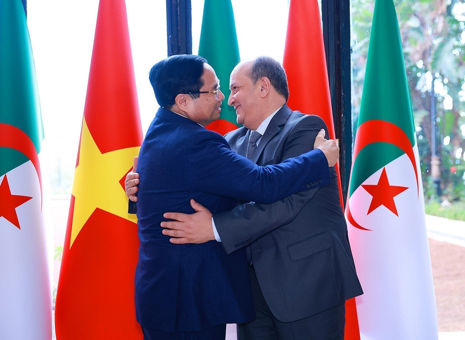 Algerian Prime Minister Sifi Ghrieb welcomes Prime Minister Pham Minh Chinh. (Photo: VNA)