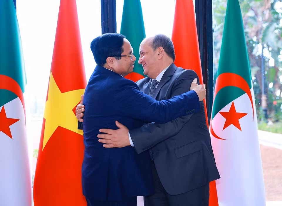 Algerian Prime Minister Sifi Ghrieb welcomes Prime Minister Pham Minh Chinh. (Photo: VNA)