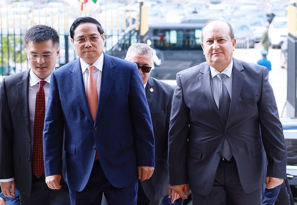 Algerian Prime Minister Sifi Ghrieb welcomes Prime Minister Pham Minh Chinh. (Photo: VNA)