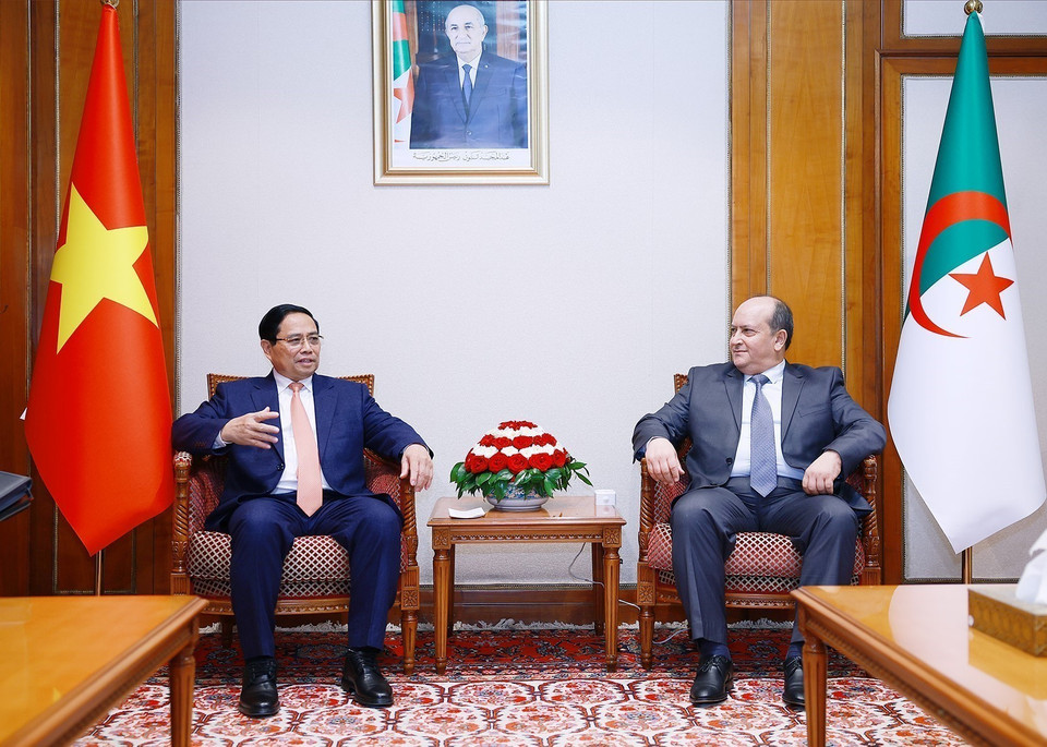 Prime Minister Pham Minh Chinh holds a restricted meeting with Algerian Prime Minister Sifi Ghrieb. (Photo: VNA)