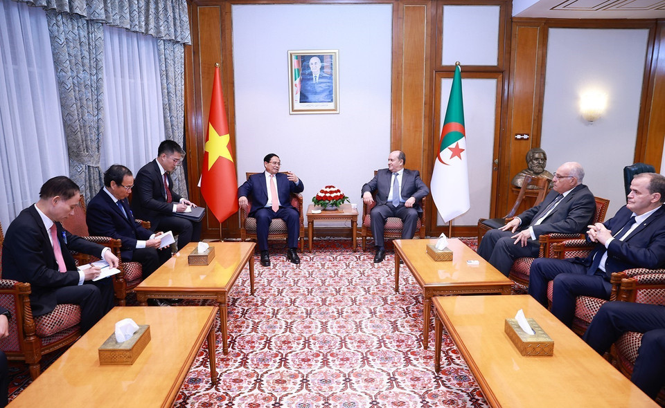 Prime Minister Pham Minh Chinh holds a restricted meeting with Algerian Prime Minister Sifi Ghrieb. (Photo: VNA)