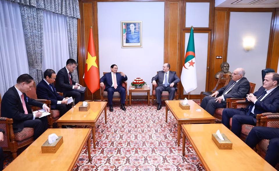 Prime Minister Pham Minh Chinh holds a restricted meeting with Algerian Prime Minister Sifi Ghrieb. (Photo: VNA)